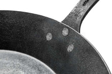 Lade das Bild in den Galerie-Viewer, Gusseisen Pfanne mit Hakenstiel - Messerwerk