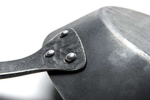 Lade das Bild in den Galerie-Viewer, Gusseisen Pfanne mit Hakenstiel - Messerwerk