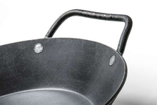 Lade das Bild in den Galerie-Viewer, Gusseisen Bratpfanne mit 2 Henkeln klein - Messerwerk