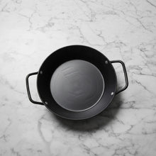 Lade das Bild in den Galerie-Viewer, Gusseisen Bratpfanne mit 2 Henkeln klein - Messerwerk