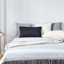 Lade das Bild in den Galerie-Viewer, Aymara Plaid Rib Creme - Tagesdecke aus feinster Alpakawolle