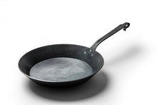 Lade das Bild in den Galerie-Viewer, Gusseisen Pfanne mit Hakenstiel - Messerwerk