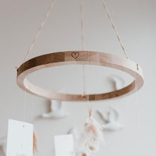 Lade das Bild in den Galerie-Viewer, Holzkranz mit Herz aus Eiche