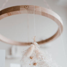 Lade das Bild in den Galerie-Viewer, Holzkranz mit Herz aus Eiche