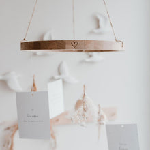 Lade das Bild in den Galerie-Viewer, Holzkranz mit Herz aus Eiche