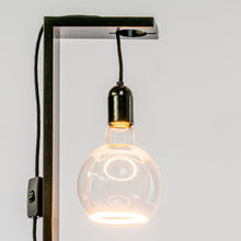 Lade das Bild in den Galerie-Viewer, Leuchte F mit Glühbirne von Raumgestalt