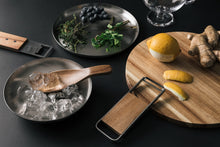 Lade das Bild in den Galerie-Viewer, Sparschäler Akazienholz Bea Mombaers