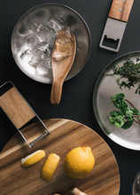 Lade das Bild in den Galerie-Viewer, Sparschäler Akazienholz Bea Mombaers