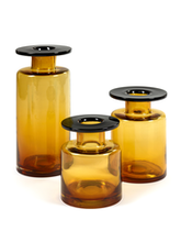 Lade das Bild in den Galerie-Viewer, Vase - bernsteinfarbene Vase Wind & Fire von Marie Michielssen