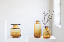 Lade das Bild in den Galerie-Viewer, Vase - bernsteinfarbene Vase Wind & Fire von Marie Michielssen