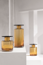 Lade das Bild in den Galerie-Viewer, Vase - bernsteinfarbene Vase Wind & Fire von Marie Michielssen