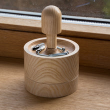 Lade das Bild in den Galerie-Viewer, runder BitSpot in dessen Mulde sich Schrauben und Bitaufsätze liegen