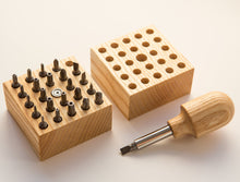 Lade das Bild in den Galerie-Viewer, ein quatratischer Holzbehälter mit Deckel, in dem sich 24 Stück 25 mm große verschiedene Bits befinden