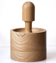 Lade das Bild in den Galerie-Viewer, ein ca. 15 cm großer runder Holzbehälter in Esche mit einem herausnehmbaren magnetischem Schraubendreher mit den man 24 verschiedene Bits benutzen kann.