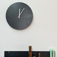 Lade das Bild in den Galerie-Viewer, Monduhr - mit goldener Botschaft aus Schwarzstahl