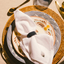 Lade das Bild in den Galerie-Viewer, Swirl Serviettenringe - the Gathering - Set mit Halterung
