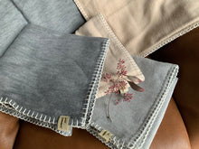 Lade das Bild in den Galerie-Viewer, Soft Sealine - feingewebte Kissen
