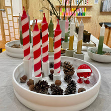 Lade das Bild in den Galerie-Viewer, Dip Dye Kerzen Swirl | Zuckerstange Weihnachten rot | 4er Set
