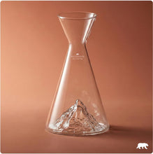 Lade das Bild in den Galerie-Viewer, Berge Wasserkaraffe mit topographischem Design
