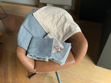 Lade das Bild in den Galerie-Viewer, Soft Sealine - feingewebte Kissen
