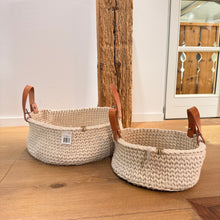 Lade das Bild in den Galerie-Viewer, flacher gestrickter Korb mit Lederhenkel
