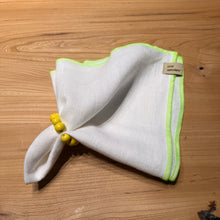 Lade das Bild in den Galerie-Viewer, exklusiv gefertigte Serviette mit neonfarbenem Rand
