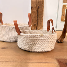 Lade das Bild in den Galerie-Viewer, flacher gestrickter Korb mit Lederhenkel
