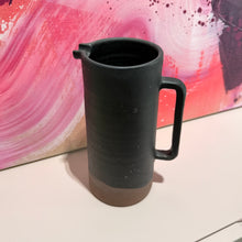 Lade das Bild in den Galerie-Viewer, schwarz-braune Karaffe von Simone Loy

