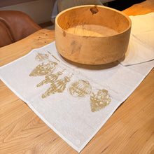 Lade das Bild in den Galerie-Viewer, Tischläufer oder Servietten mit Goldmotiv
