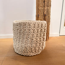 Lade das Bild in den Galerie-Viewer, Korb mit und ohne Lederhenkel im gestrickten Crochet Design - Peter Dahlenburg
