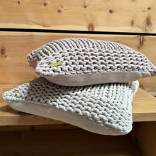 Lade das Bild in den Galerie-Viewer, Handstrickkissenbezug "Big Tide" - Peter Dahlenburg
