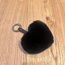 Lade das Bild in den Galerie-Viewer, Taschen- oder Schlüsselanhänger - flauschiges Herz aus Fell
