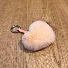 Lade das Bild in den Galerie-Viewer, Taschen- oder Schlüsselanhänger - flauschiges Herz aus Fell

