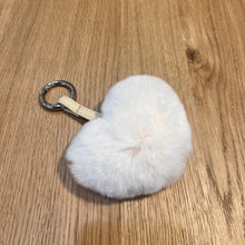 Lade das Bild in den Galerie-Viewer, Taschen- oder Schlüsselanhänger - flauschiges Herz aus Fell
