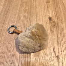 Lade das Bild in den Galerie-Viewer, Taschen- oder Schlüsselanhänger - flauschiges Herz aus Fell
