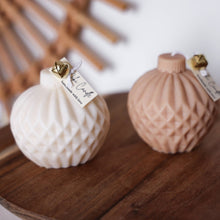 Lade das Bild in den Galerie-Viewer, Kerze Weihnachtskugel Klassisch
