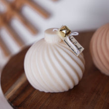 Lade das Bild in den Galerie-Viewer, Kerze Weihnachtskugel Swirl
