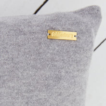 Lade das Bild in den Galerie-Viewer, Strickdecke oder Kissen - Shallow von Peter Dahlenburg
