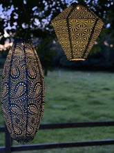 Lade das Bild in den Galerie-Viewer, LED Laterne Paisley lang oval 20 cm in gold
