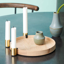 Lade das Bild in den Galerie-Viewer, Luna Tablett aus Eiche mit Kerzenhaltern aus Messing
