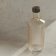 Lade das Bild in den Galerie-Viewer, Ribbed Elegance - gerippte Wasserkaraffe mit Drehverschluß
