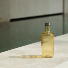 Lade das Bild in den Galerie-Viewer, Ribbed Elegance - gerippte Wasserkaraffe mit Drehverschluß
