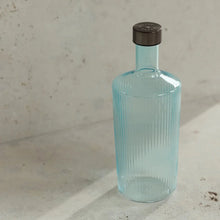 Lade das Bild in den Galerie-Viewer, Ribbed Elegance - gerippte Wasserkaraffe mit Drehverschluß
