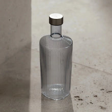 Lade das Bild in den Galerie-Viewer, Ribbed Elegance - gerippte Wasserkaraffe mit Drehverschluß
