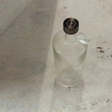 Lade das Bild in den Galerie-Viewer, Ribbed Elegance - gerippte Wasserkaraffe mit Drehverschluß
