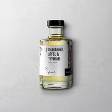 Lade das Bild in den Galerie-Viewer, Rhabarber, Apfel  Thymian - Tonic Sirup von Wajos
