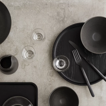 Lade das Bild in den Galerie-Viewer, Serviertablett OKU Black rund - blomus
