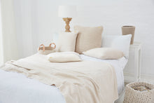 Lade das Bild in den Galerie-Viewer, Soft Sealine - feingewebte Kissen
