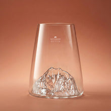 Lade das Bild in den Galerie-Viewer, Berge Longdrink Glas in topographischem Design
