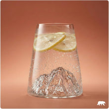 Lade das Bild in den Galerie-Viewer, Berge Longdrink Glas in topographischem Design
